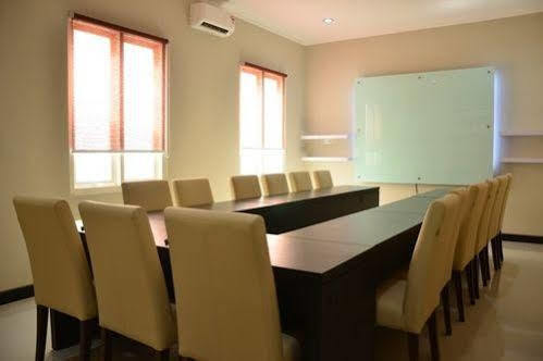 Chiaro Hotel Syariah Сидоарджо Екстериор снимка